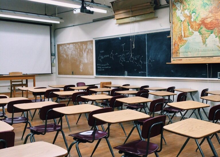 Sala de aula com carteiras vazias, imagem ilustrativa sobre Fátima Gavioli e a educação no Paraná