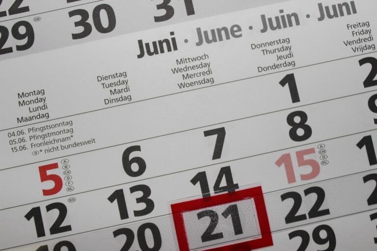 Imagem ilustrativa de calendário de feriado com o tema Finados em Curitiba
