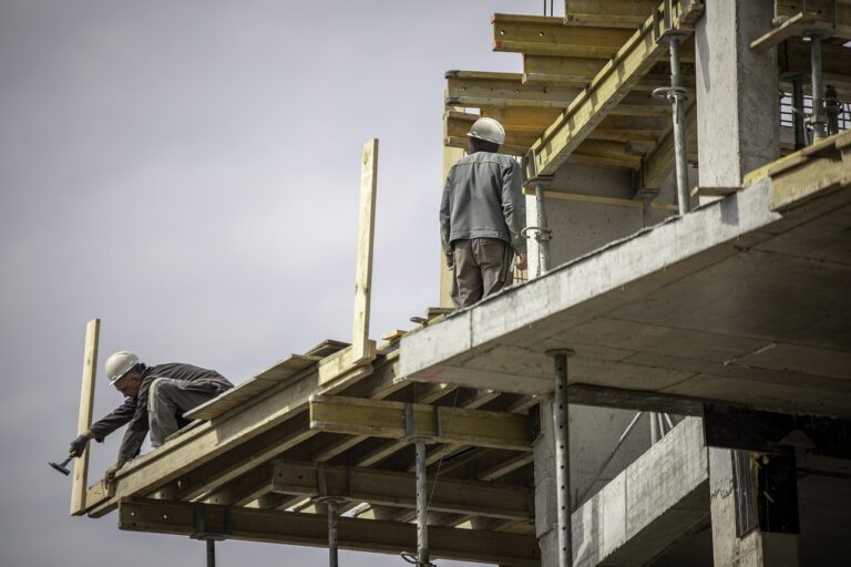 Canteiro de obras ilustra a indústria da construção no Paraná