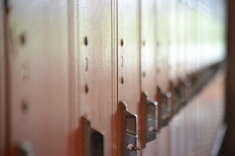 Corredor de escola ilustra a convocação de inspetores escolares em Curitiba