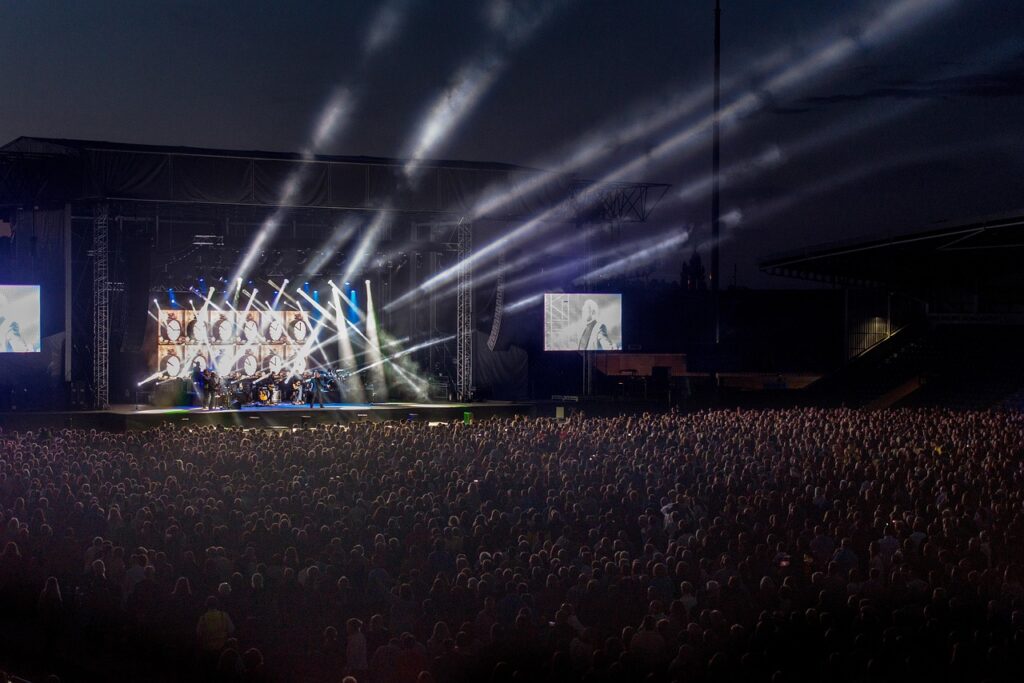 Palco de show com luzes, imagem ilustrativa do show de Marina Lima em Curitiba