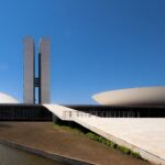 Congresso Nacional em Brasília, com as torres e as cúpulas da Câmara e do Senado sob céu azul