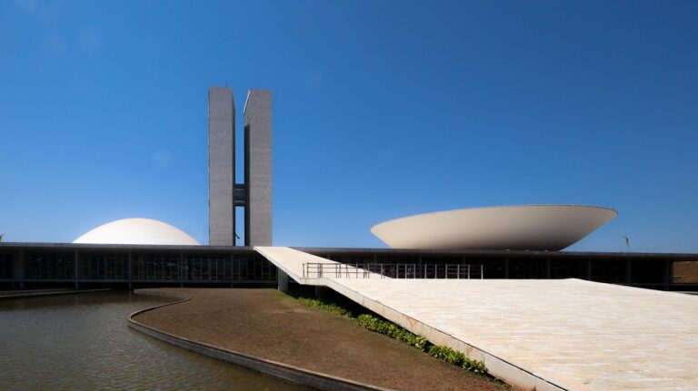 Congresso Nacional em Brasília, com as torres e as cúpulas da Câmara e do Senado sob céu azul