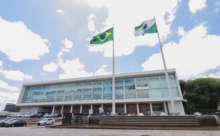 Imagem de destaque para matéria pesquisa-parana-moro-dispara-com-382-e-abre-disputa-pelo-palacio-iguacu
