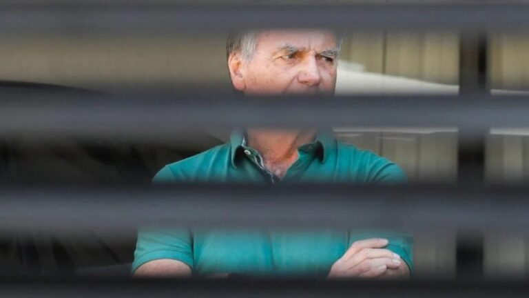 Imagem de destaque para matéria tornozeleira-de-bolsonaro-e-substituida-em-cumprimento-de-prisao-domiciliar