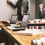 Candidatos em atendimento ilustram as vagas de emprego nas Agências do Trabalhador do Paraná