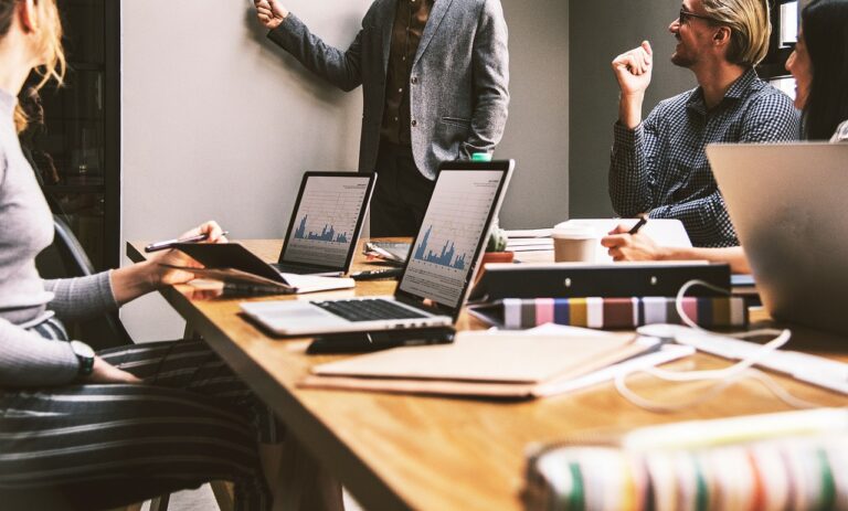Candidatos em atendimento ilustram as vagas de emprego nas Agências do Trabalhador do Paraná